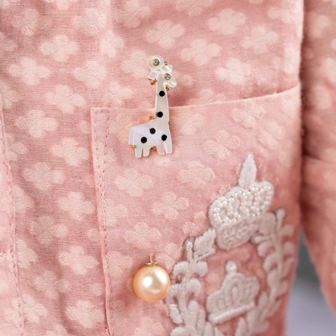 Mop Giraffe Silver Lapel Pin